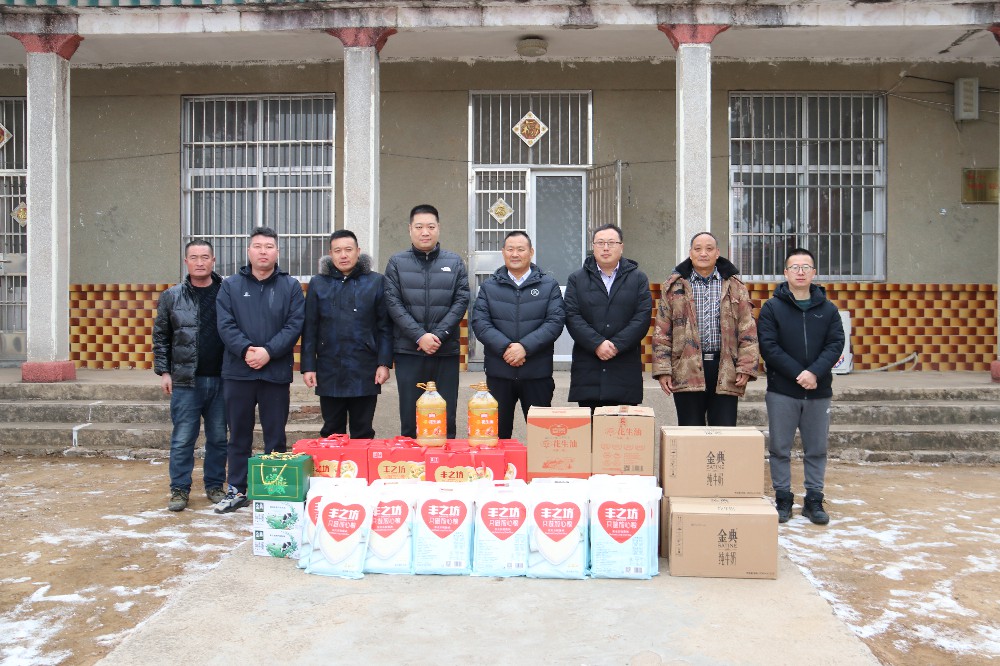 寒冬送暖情谊深，腊月传情意更浓——城区开发公司党支部到“第一书记”派驻村走访慰问